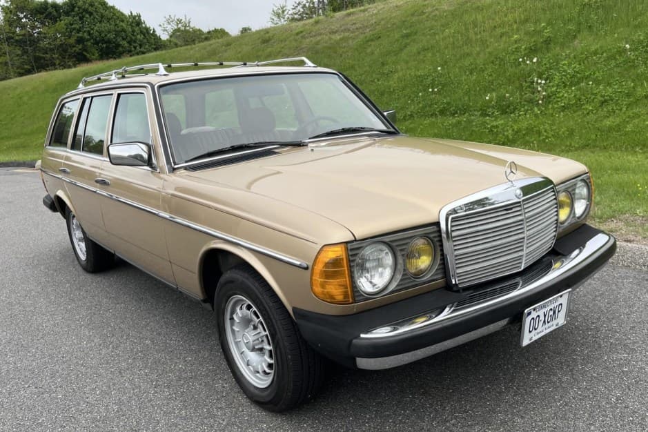 1985 Mercedes-Benz W123 sold for $18,420