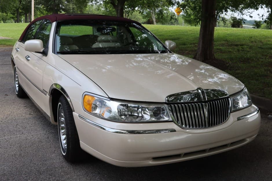 1998 Lincoln Town Car sold for $12,750