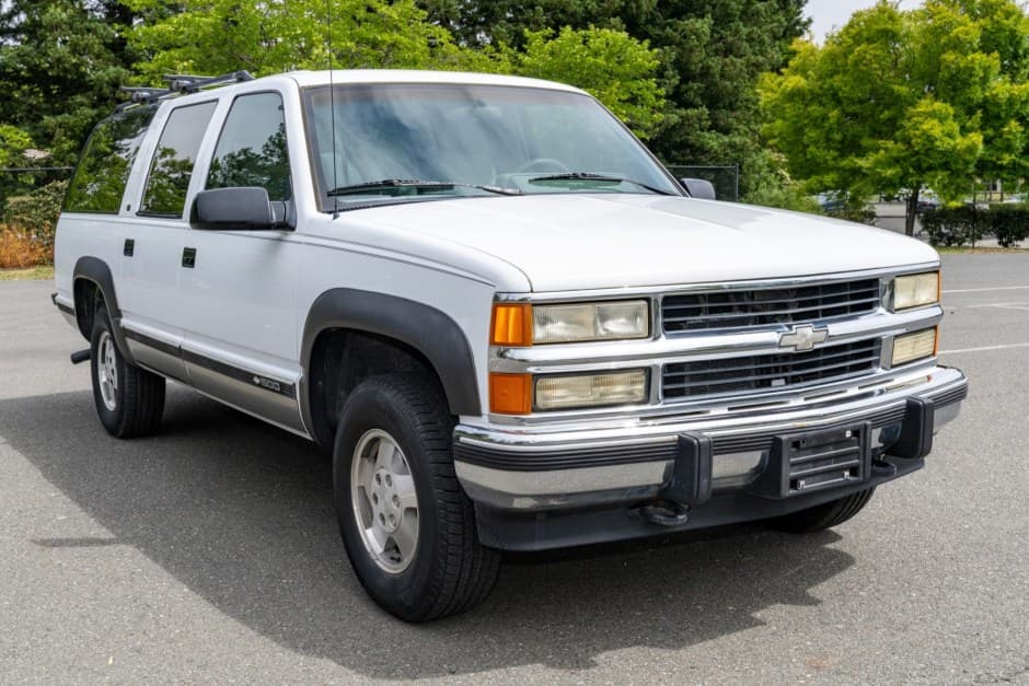 1994 Chevrolet Suburban (GMT400 1992-1999) sold for $9,600
