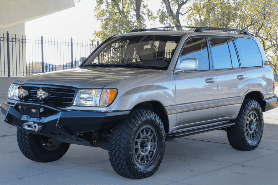 2000 Toyota Land Cruiser 100-Series sold for $45,250
