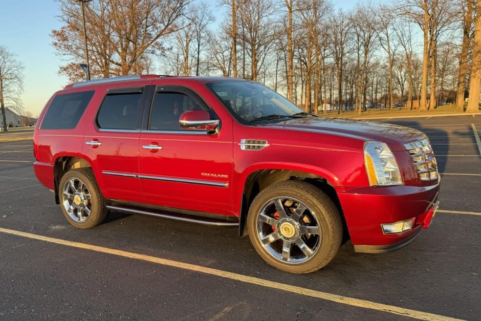 2011 Cadillac Escalade & EXT GMT900 (2007-2014) sold for $18,500