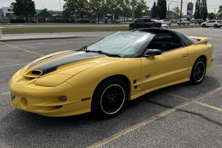 2002 Pontiac Firebird (1993-2002) sold for $18,250