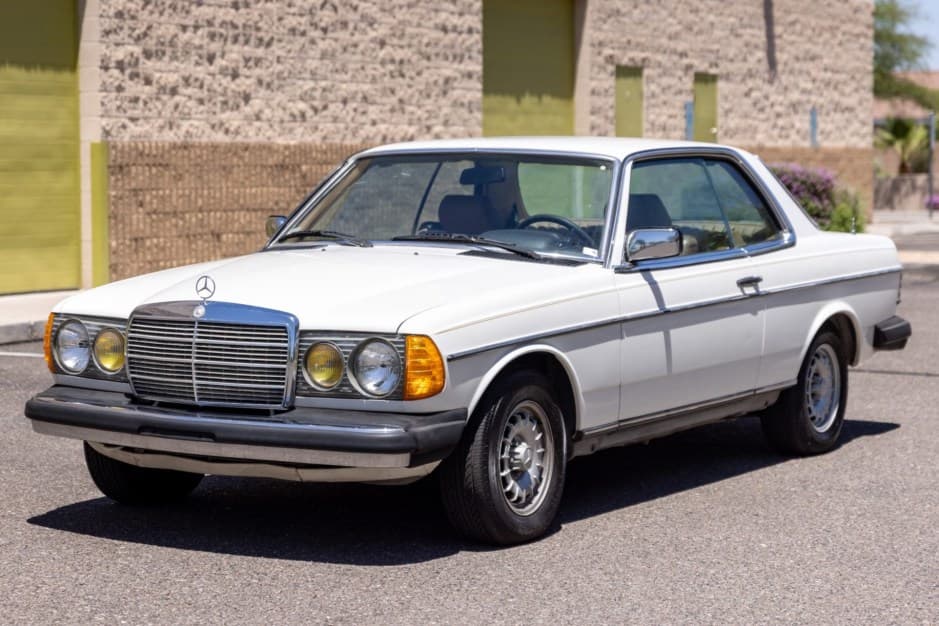 1985 Mercedes-Benz W123 sold for $11,000