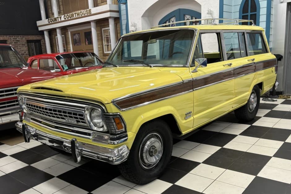 1972 Jeep SJ Wagoneer sold for $8,600
