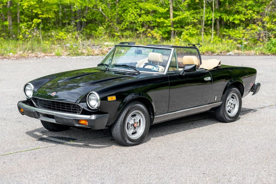 1980 Fiat 124 Spider (1966-1985) sold for $8,500