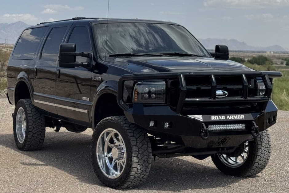 2005 Ford Excursion sold for $30,500