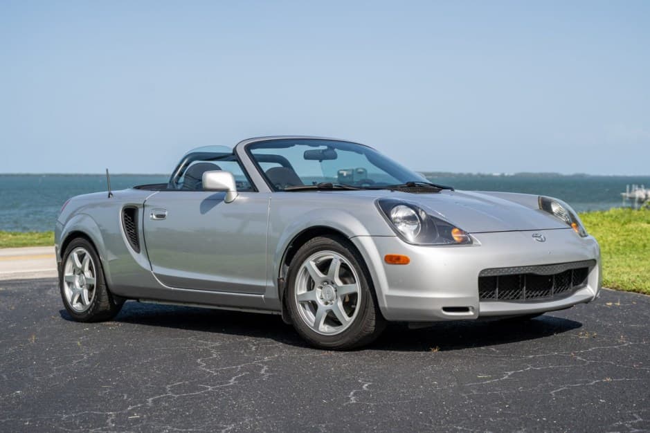 2002 Toyota W30 MR2 sold for $10,000