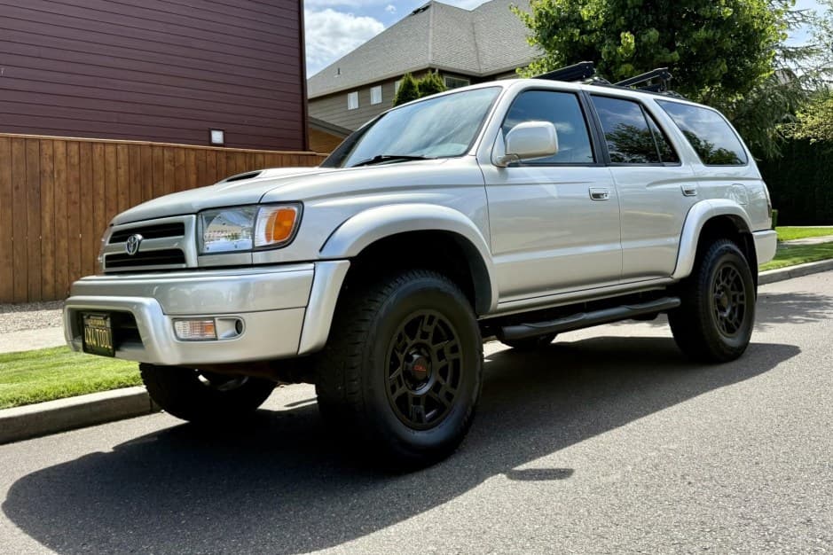 2000 Toyota 4Runner (N180) sold for $15,437