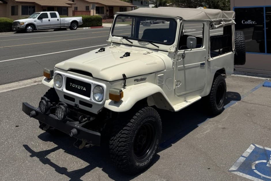 1976 Toyota Land Cruiser FJ43 sold for $17,000