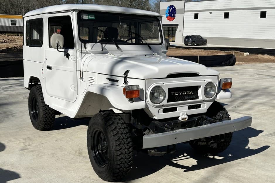1977 Toyota Land Cruiser FJ40 sold for $24,250