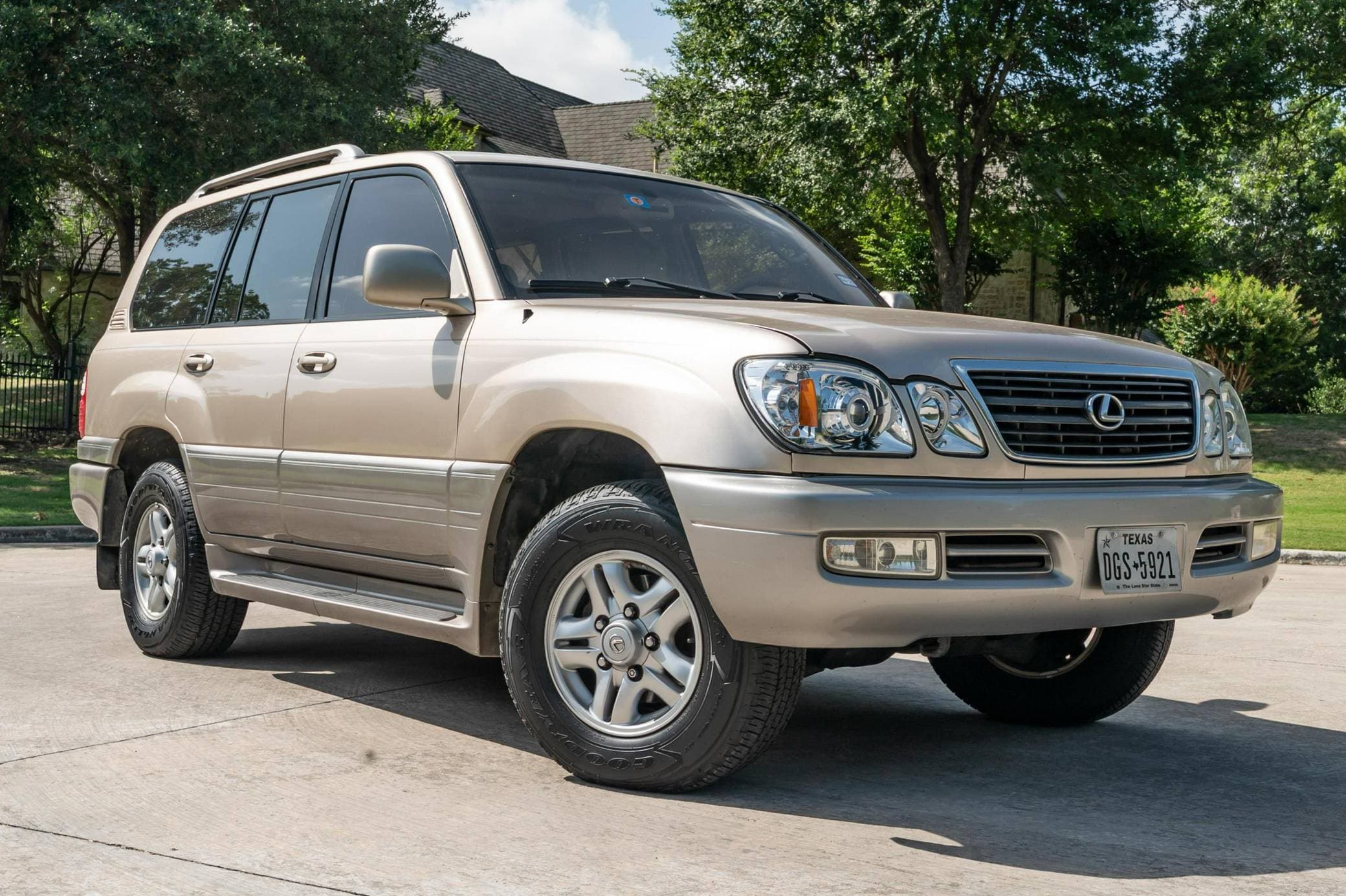 2000 Lexus LX sold for $11,650