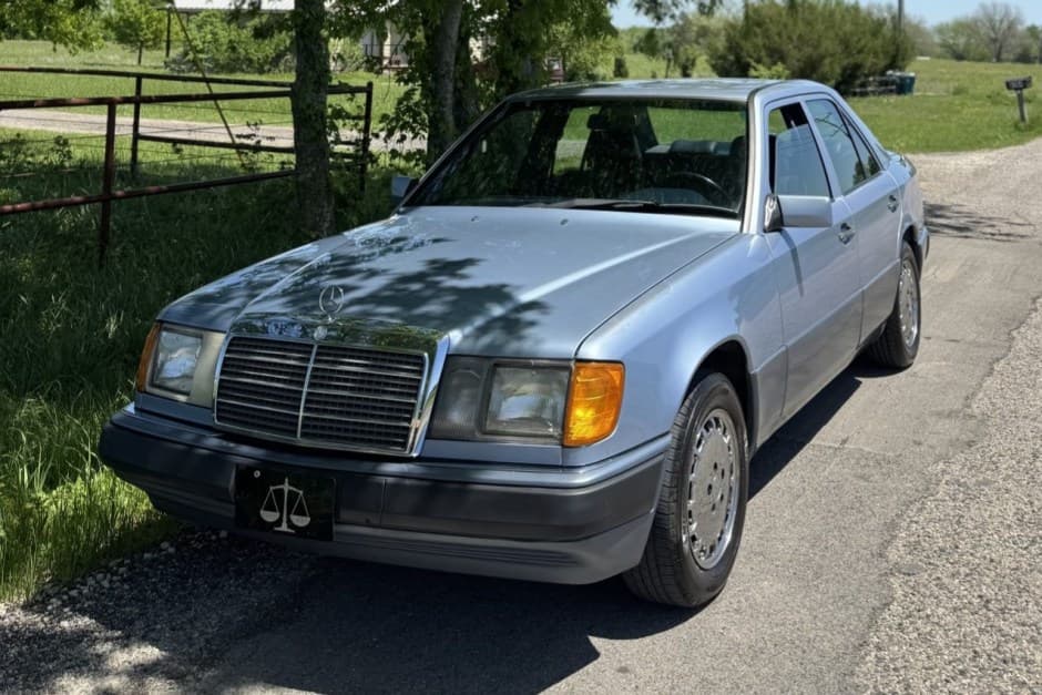 1992 Mercedes-Benz W124 E-Class sold for $9,600