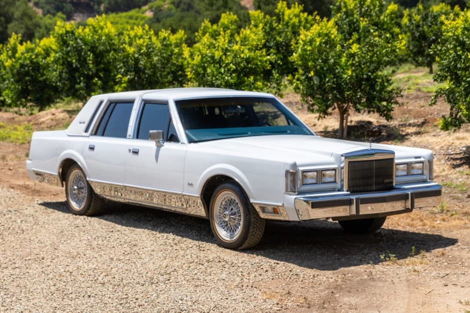 1986 Lincoln Town Car sold for $5,000