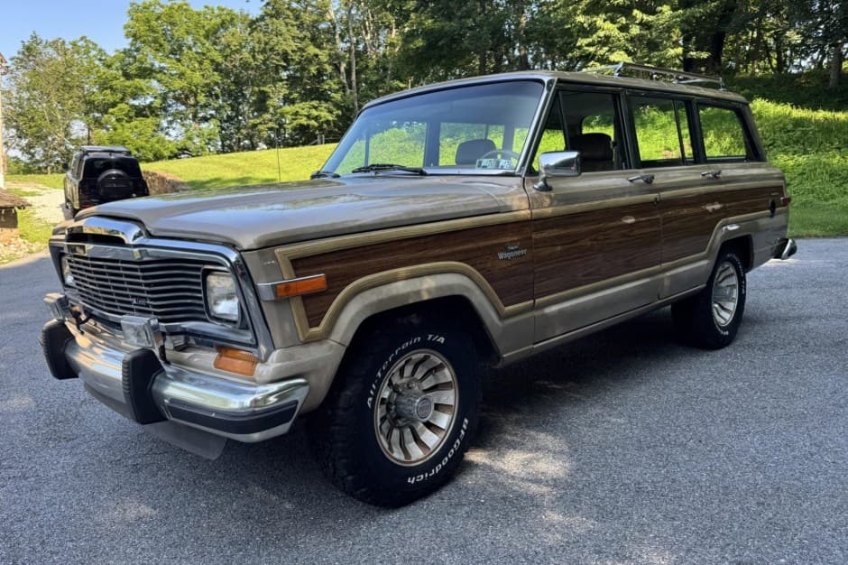 1985 Jeep SJ Grand Wagoneer sold for $15,000