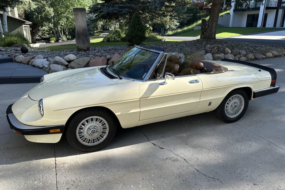 1985 Alfa Romeo 105/115 Spider Series 3 sold for $10,750