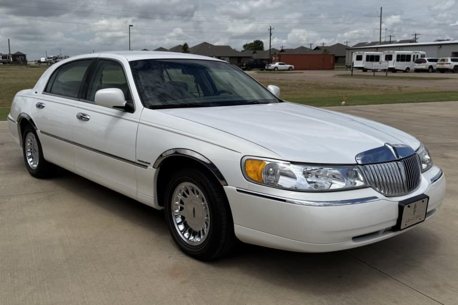 2002 Lincoln Town Car sold for $17,000