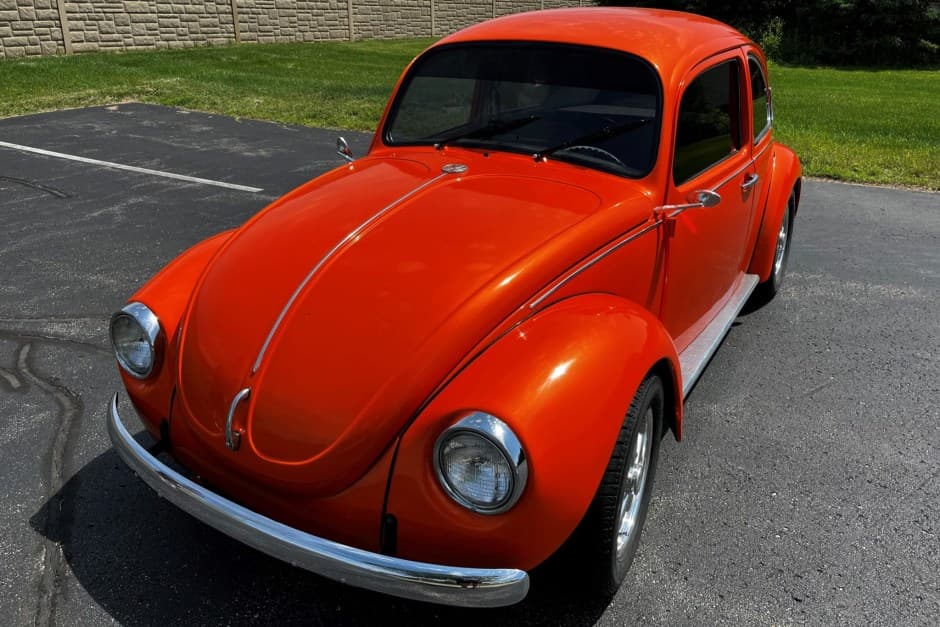 1972 Volkswagen Super Beetle sold for $8,100