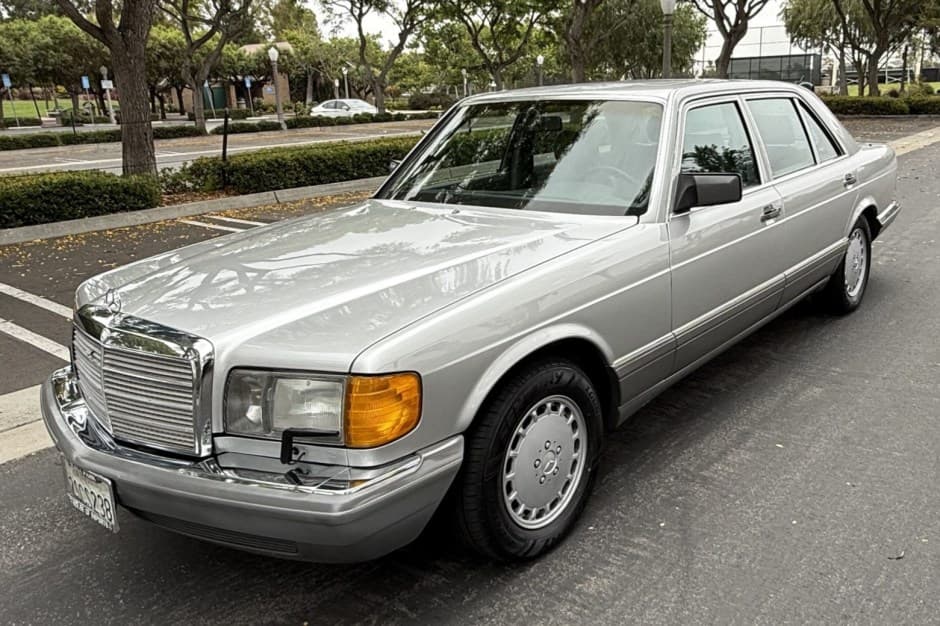 1990 Mercedes-Benz W126 S-Class sold for $10,900