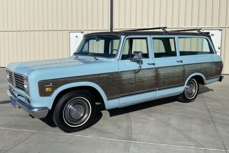 1973 International Harvester Travelall sold for $7,855