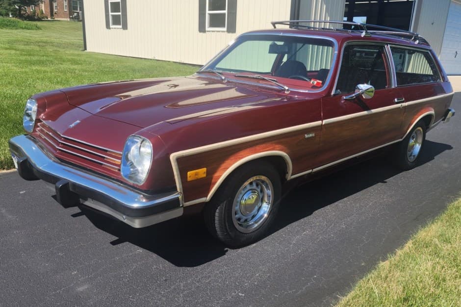 1976 Chevrolet Vega sold for $15,900