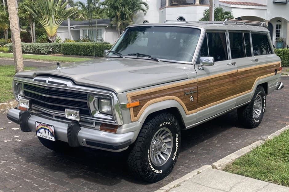 1988 Jeep SJ Grand Wagoneer sold for $24,251
