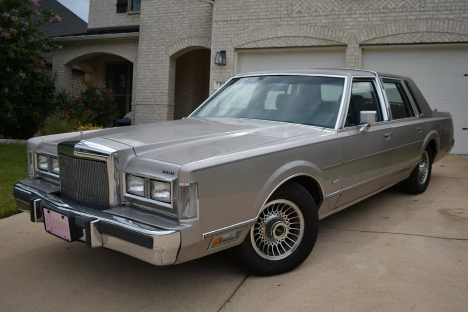 1988 Lincoln Town Car sold for $8,201
