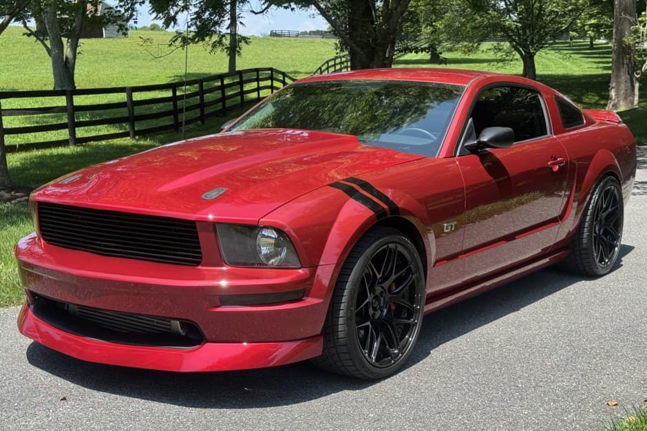 2005 Ford Mustang S197 2005-2014 sold for $12,000