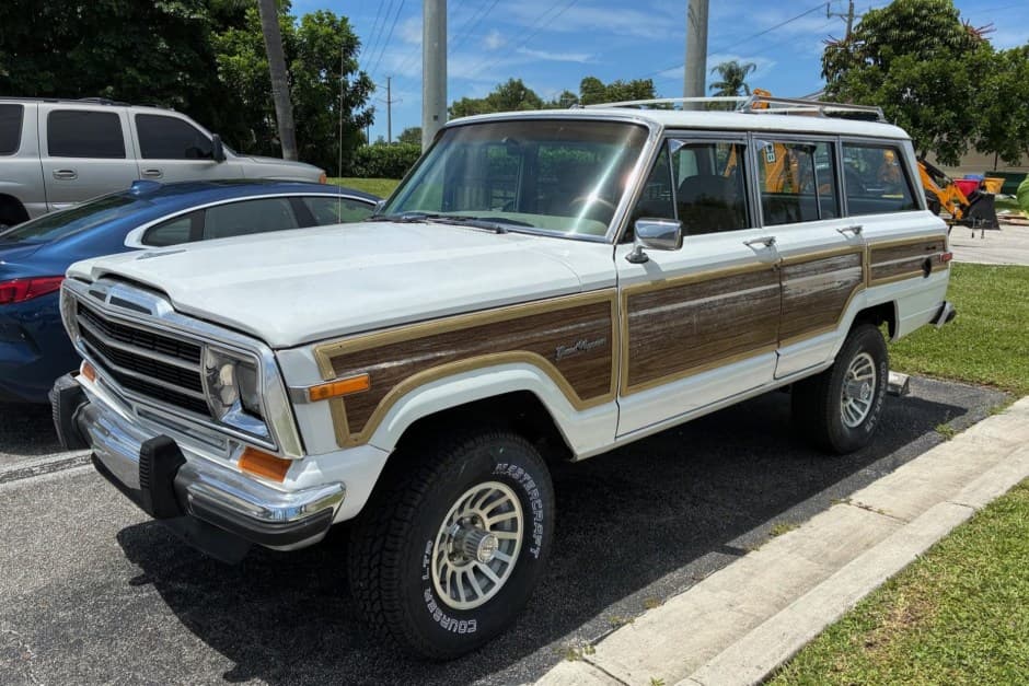 1988 Jeep SJ Grand Wagoneer sold for $14,000