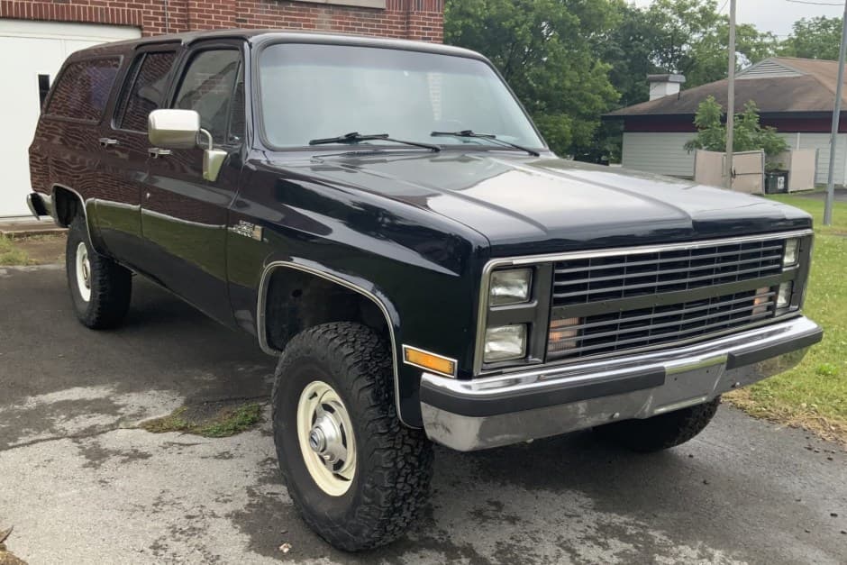1990 Chevrolet Suburban (1973-1991) sold for $6,200