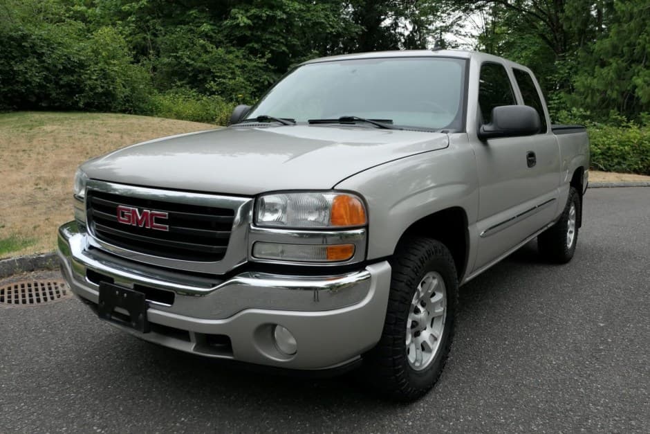 2006 GMC Sierra (GMT800 1999-2007) sold for $8,800