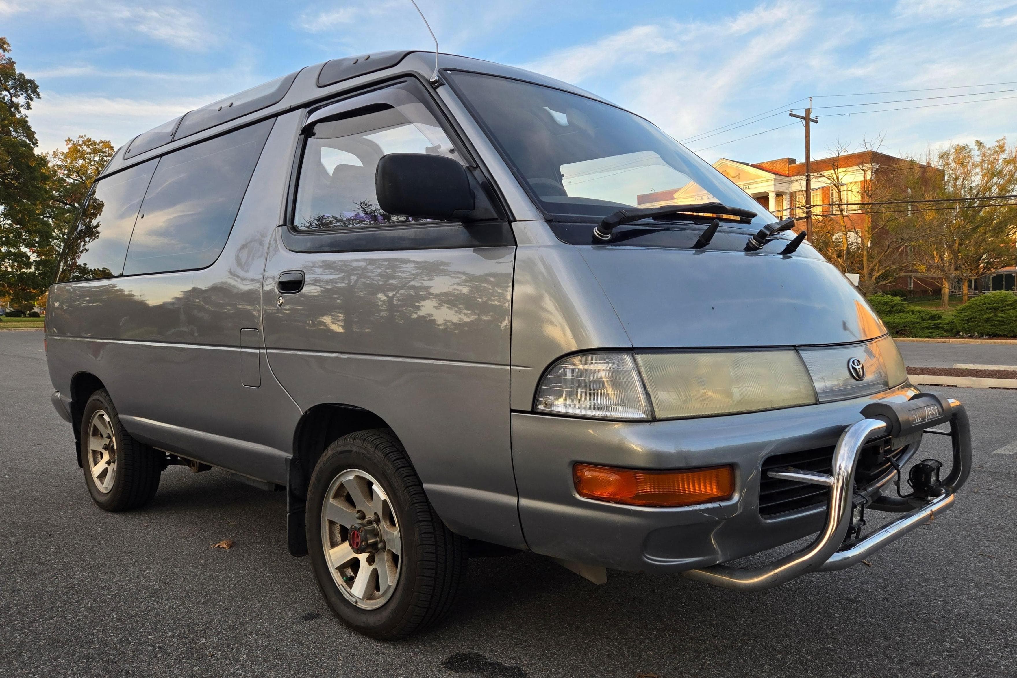 1993 Toyota TownAce sold for $6,866
