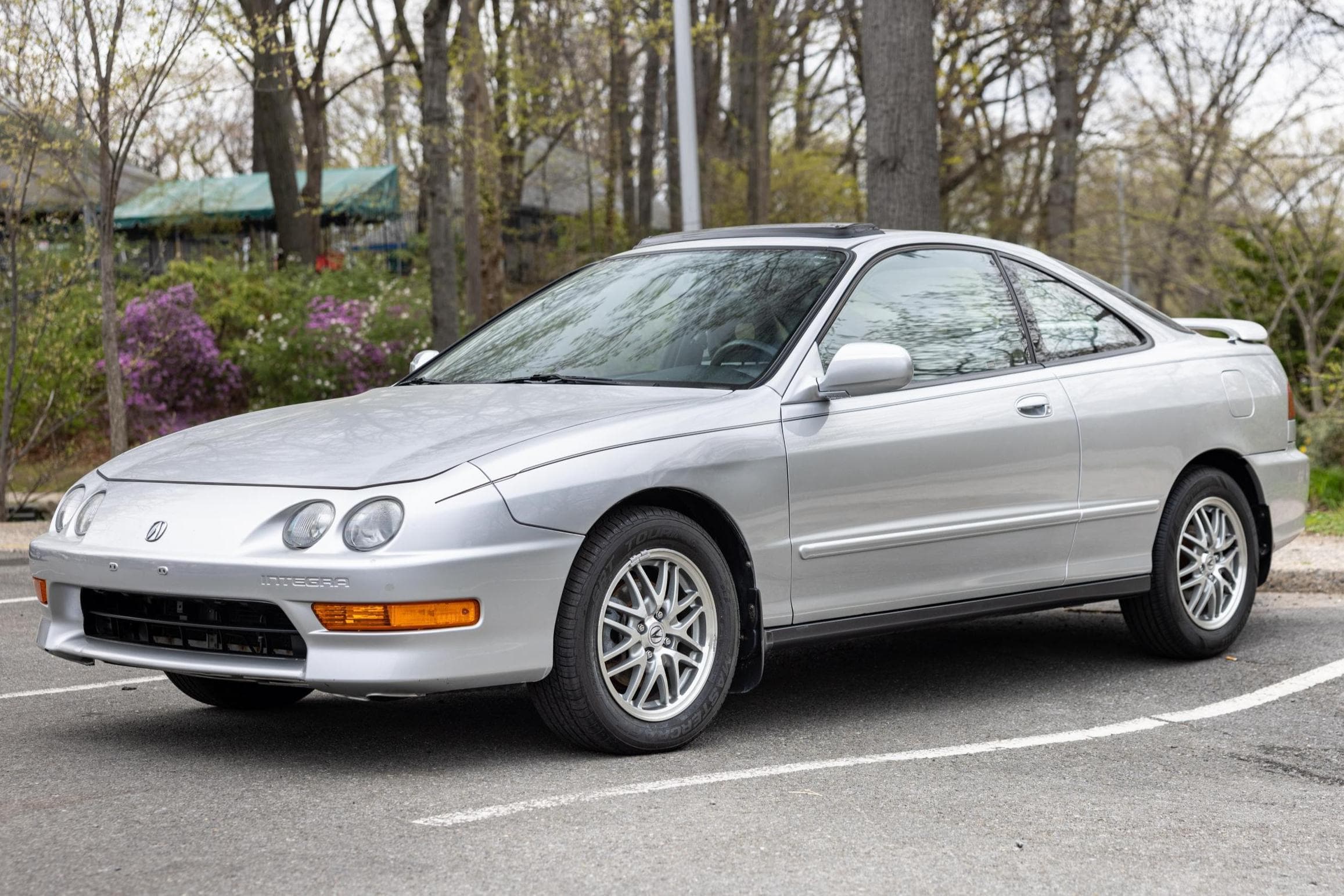1998 Acura Integra sold for $7,100
