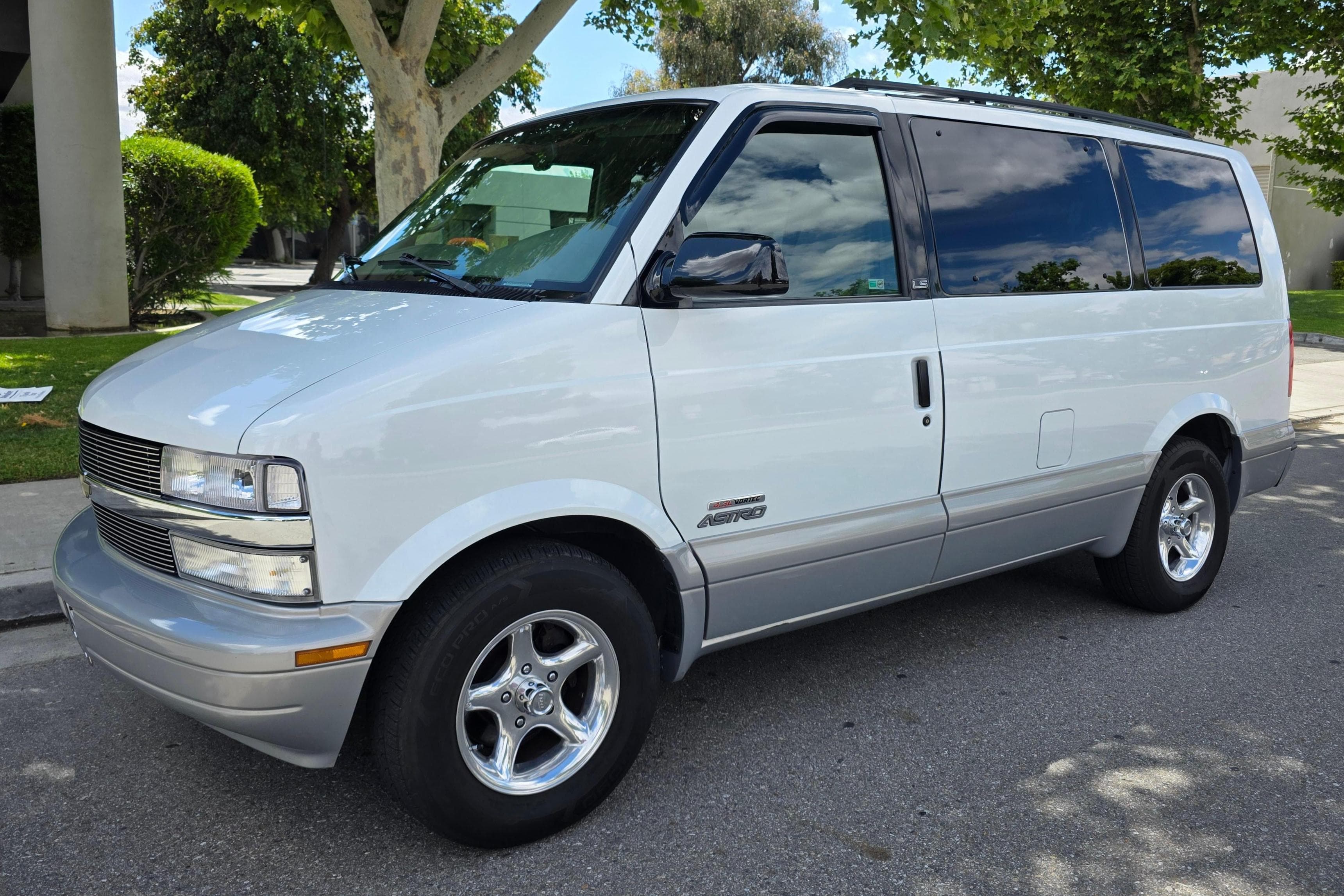 2000 Chevrolet Astro sold for $9,700