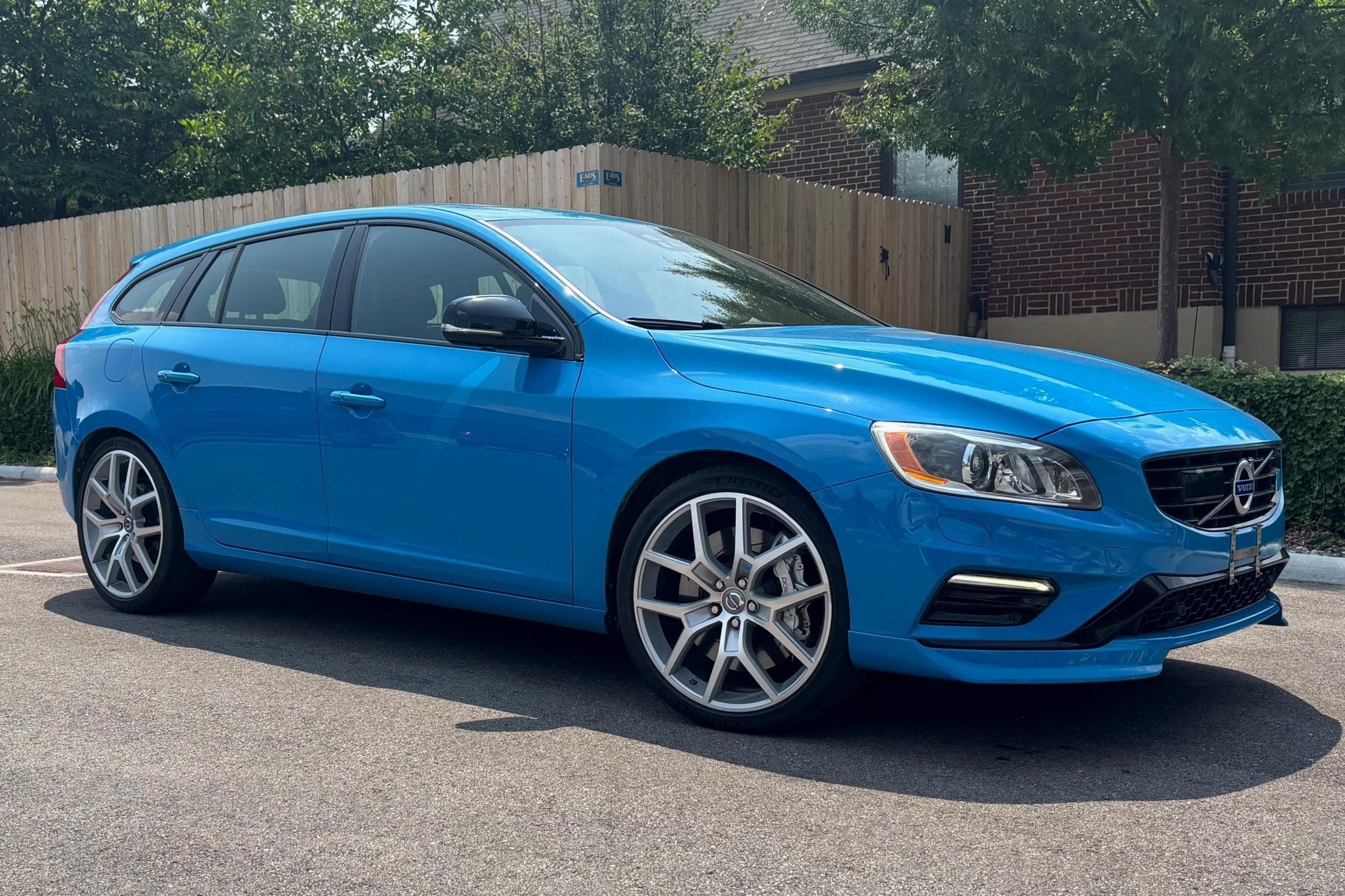 2015 Volvo V60 sold for $29,750