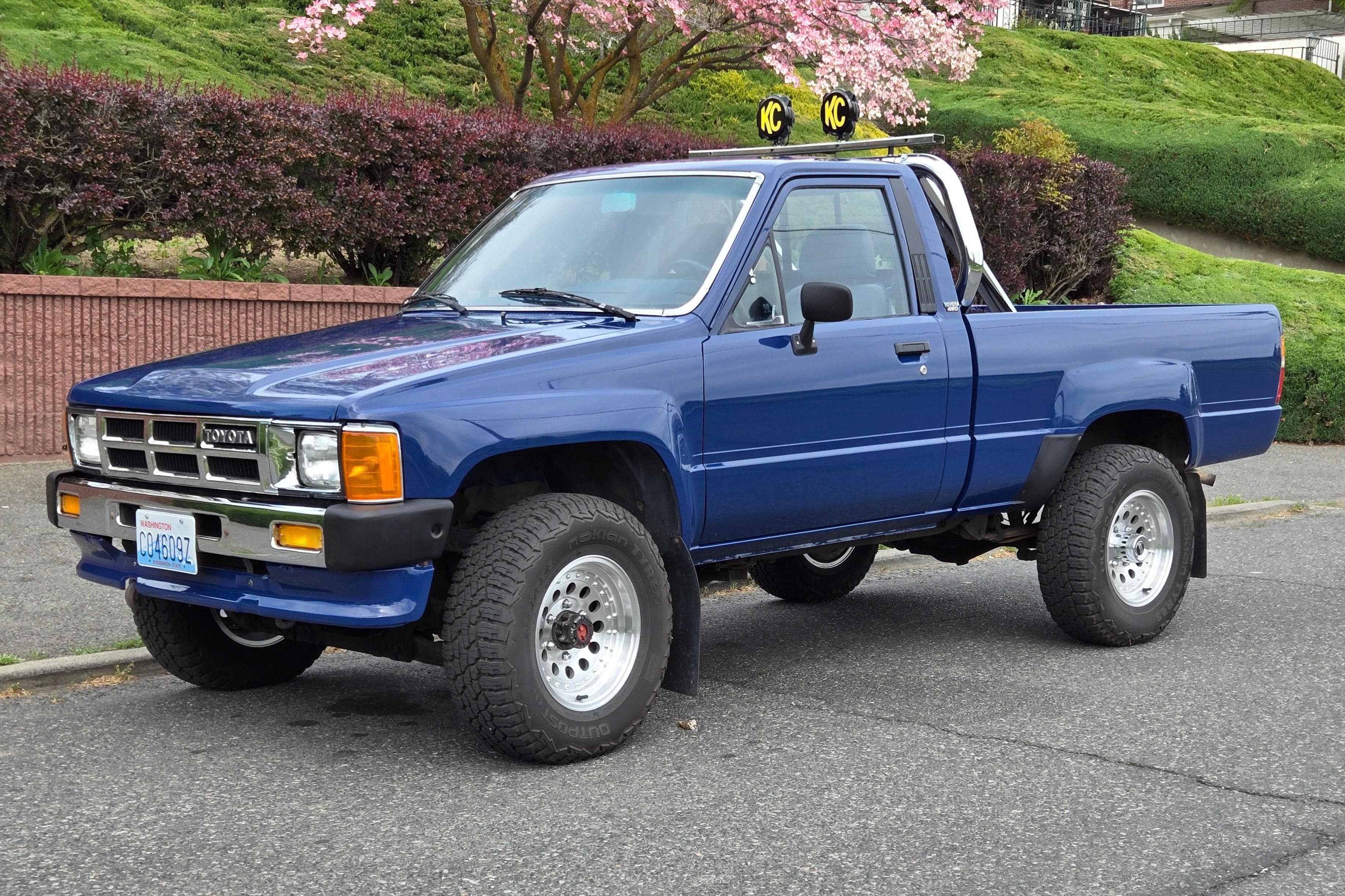 1986 Toyota Pickup sold for $11,500