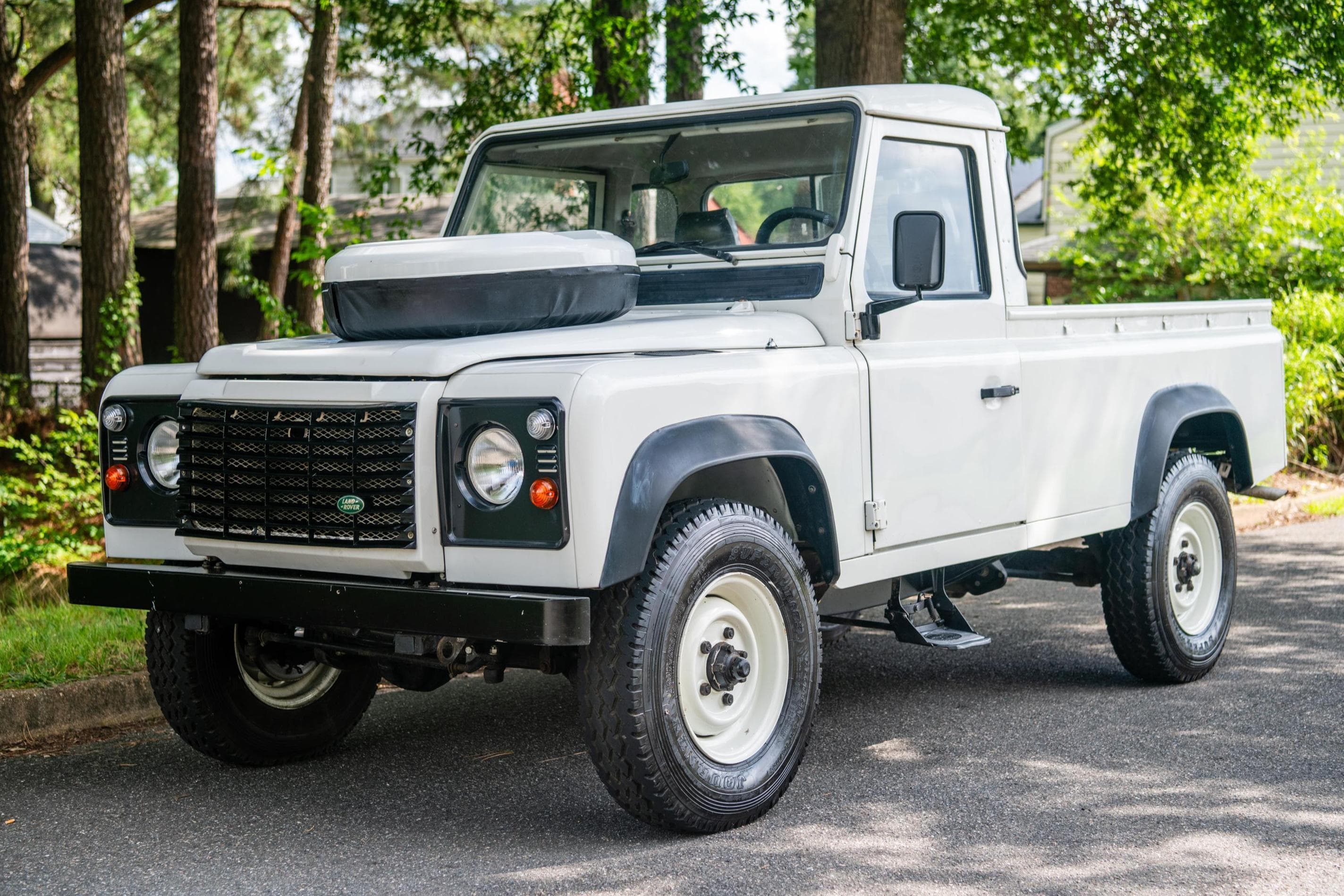 1994 Land Rover Defender sold for $16,750