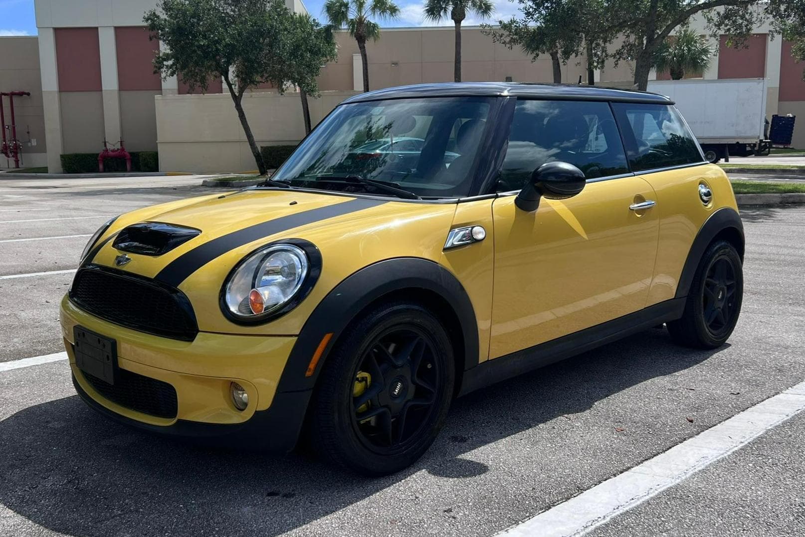 2009 MINI Cooper sold for $5,100