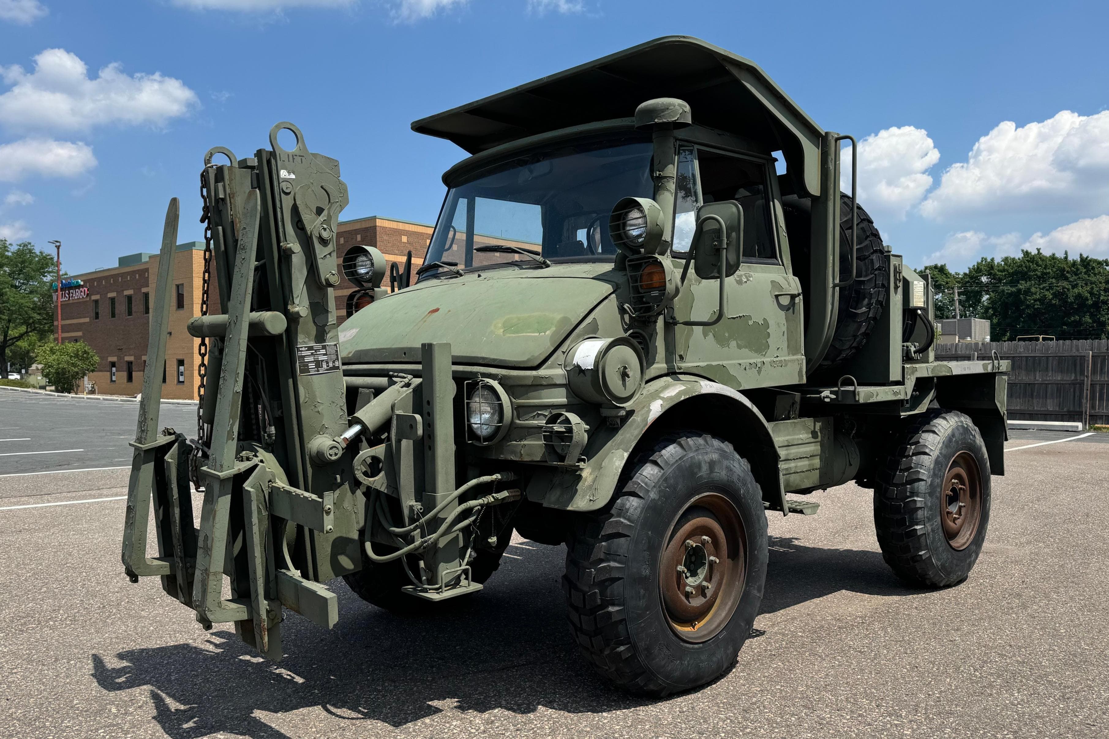 1989 Mercedes-Benz Unimog sold for $17,250