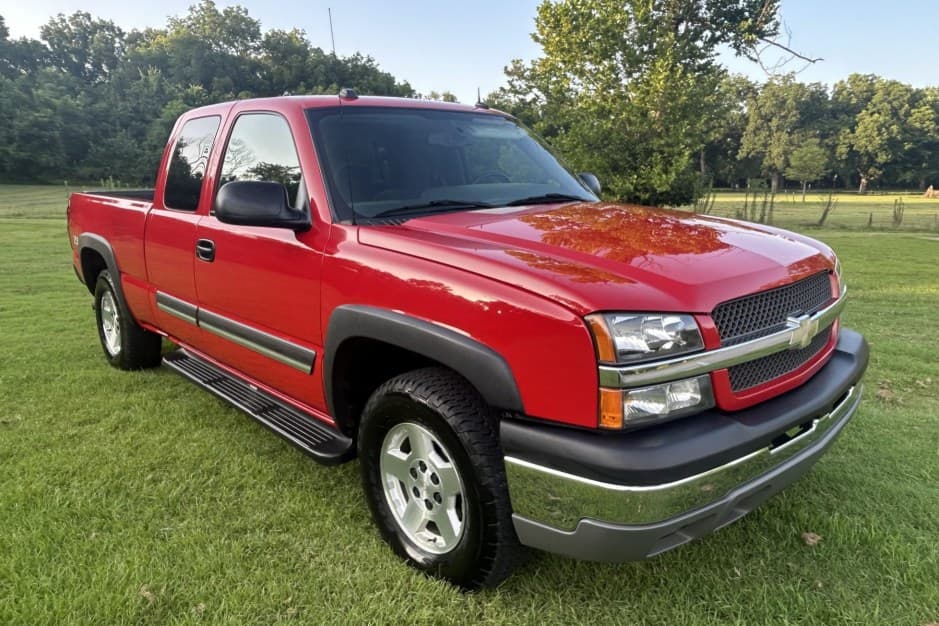 2004 Chevrolet Silverado GMT800 (1999-2007) sold for $19,500