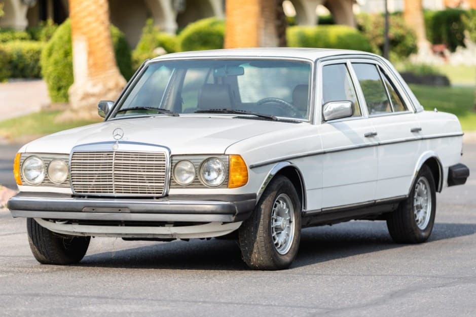 1984 Mercedes-Benz W123 sold for $8,100