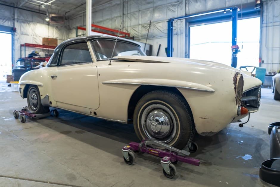 1960 Mercedes-Benz 190SL sold for $37,250