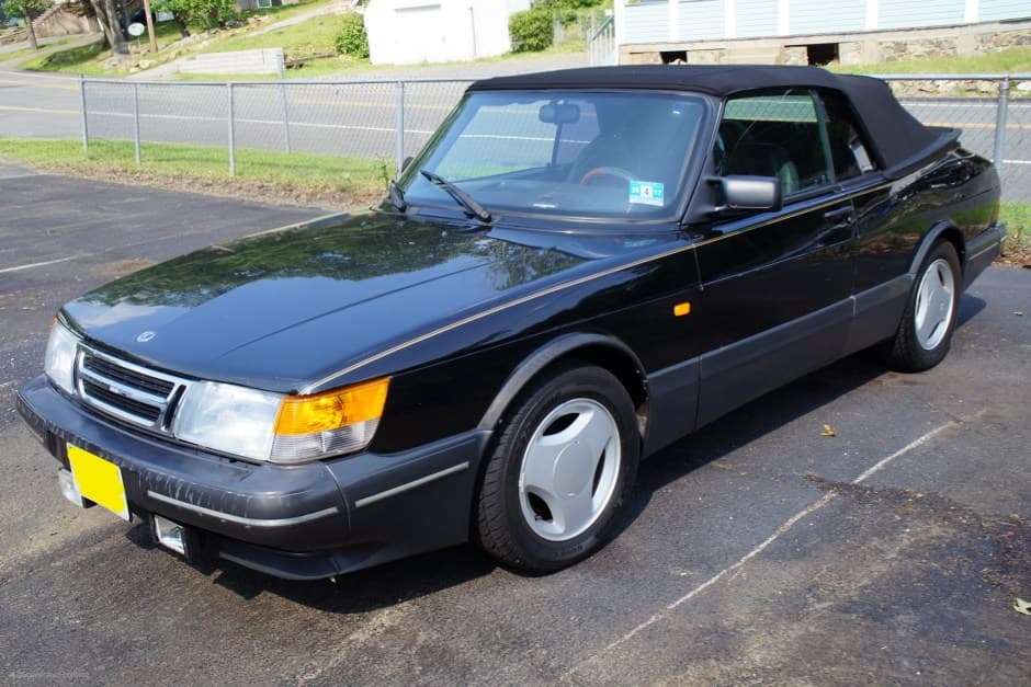 1988 Saab 900 sold for $11,300