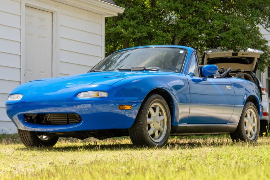 1990 Mazda NA MX-5 Miata sold for $17,280