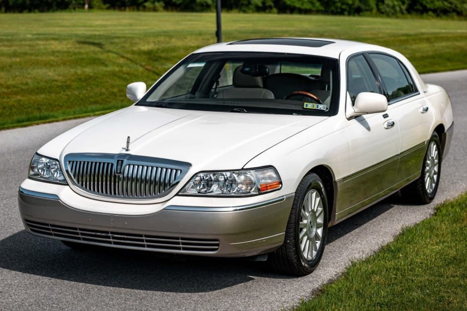 2003 Lincoln Town Car sold for $8,951