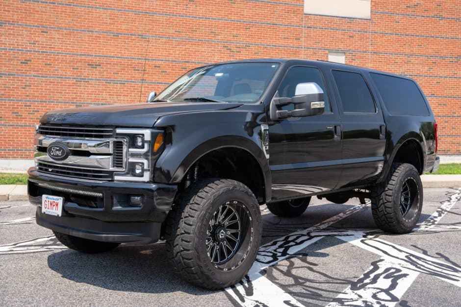 2005 Ford Excursion sold for $19,250