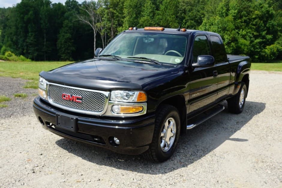 2004 GMC Sierra (GMT800 1999-2007) sold for $28,155