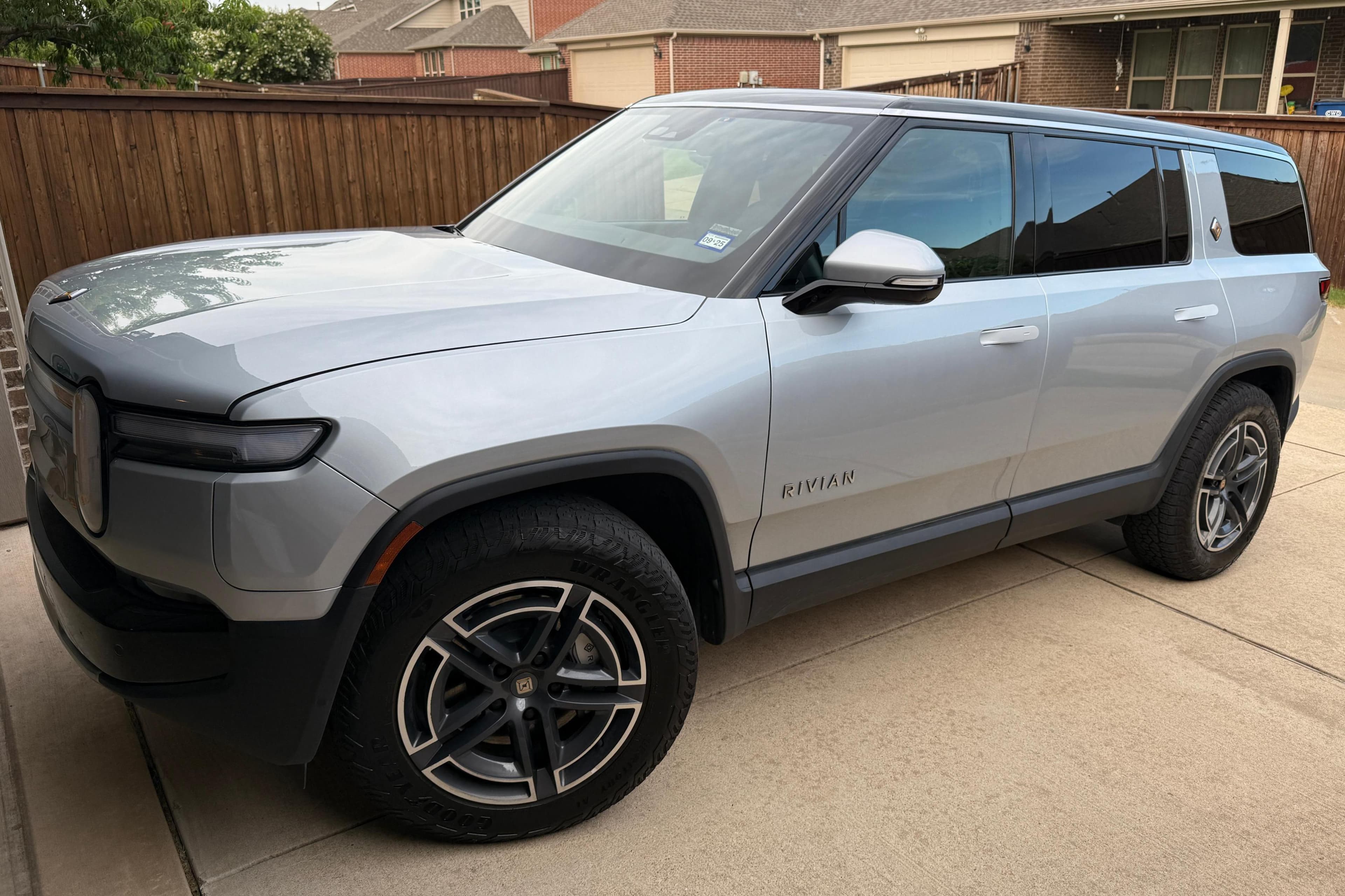 2025 Rivian R1S sold for $61,600