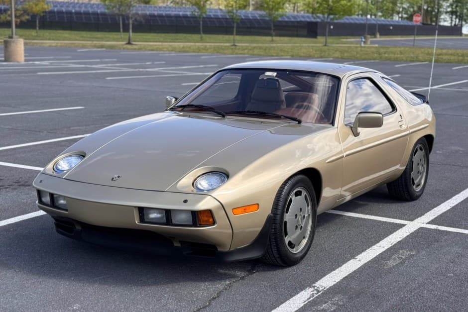 1982 Porsche 928 sold for $25,805