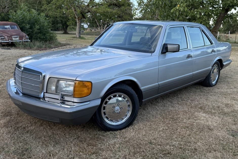 1988 Mercedes-Benz W126 S-Class sold for $2,800