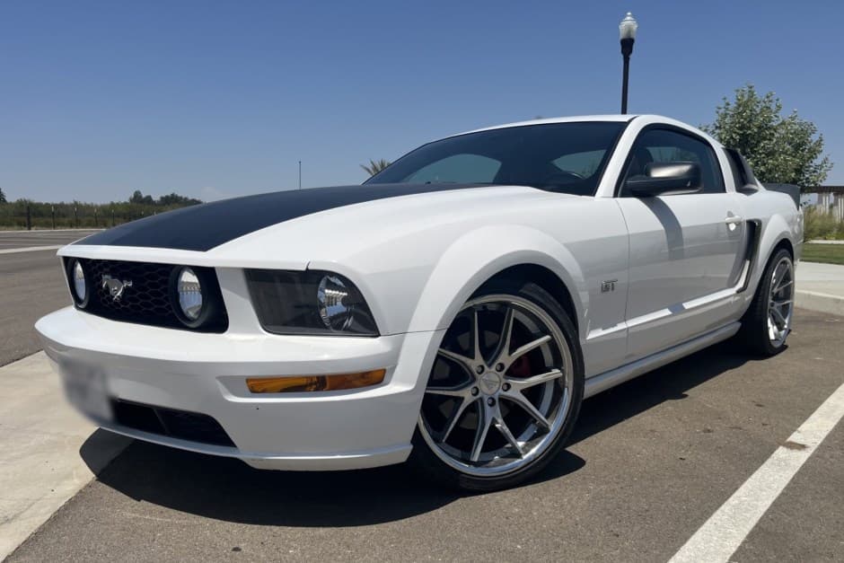 2005 Ford Mustang S197 2005-2014 sold for $10,530